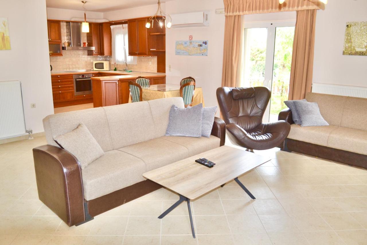 Giorgos Large Size Apartments -Family Friendly With Free Parking And Yard Views Ираклион Экстерьер фото
