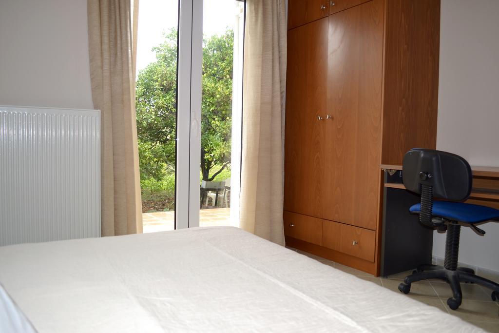 Giorgos Large Size Apartments -Family Friendly With Free Parking And Yard Views Ираклион Экстерьер фото